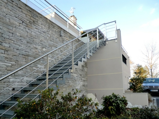 escalier design extérieur sur mesure en métal