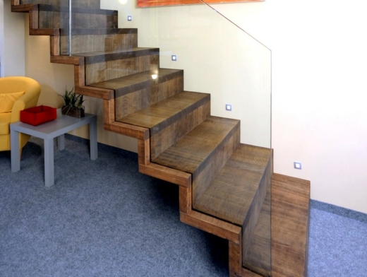 escalier autoportant sur mesure marche et contremarche en bois