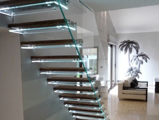 escalier-droit-design-verre-vieux-bois