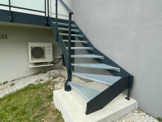 escalier extérieur en acier thermolaqué et marches caillebotis