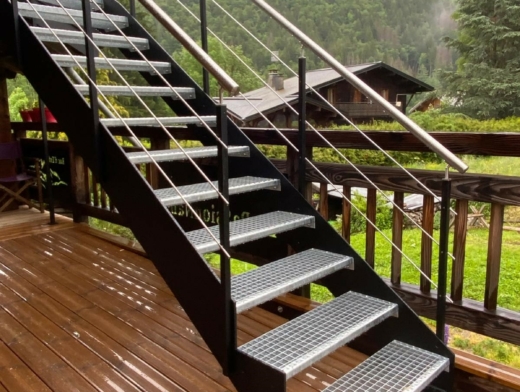 escalier extérieur en acier thermolaqué et marches caillebotis